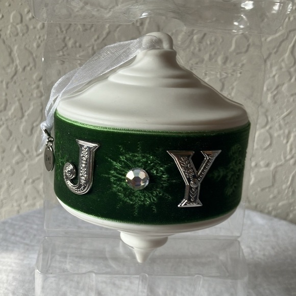 Hallmark: 2015- Keepsake Ornament- Emerald Joy Ceramic Christmas Ornament - Picture 4 of 16